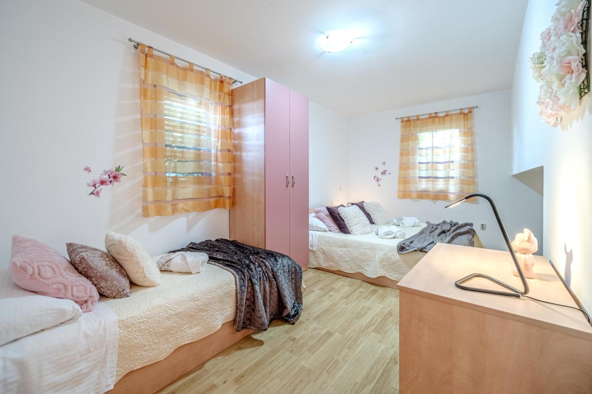 Apartment Milna - With Swimming Pool & Amazing Seaviews, Above Bijaka Beach 外观 照片