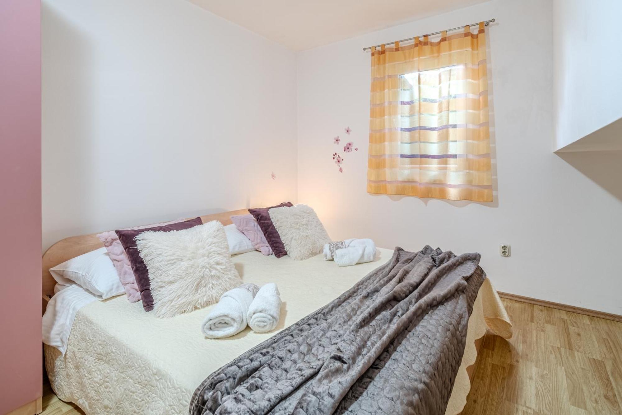Apartment Milna - With Swimming Pool & Amazing Seaviews, Above Bijaka Beach 外观 照片