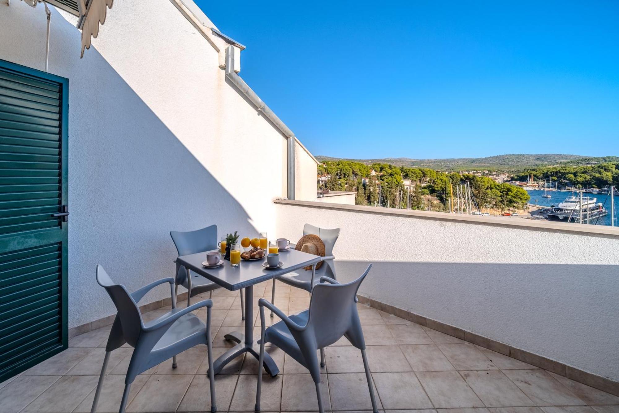 Apartment Milna - With Swimming Pool & Amazing Seaviews, Above Bijaka Beach 外观 照片