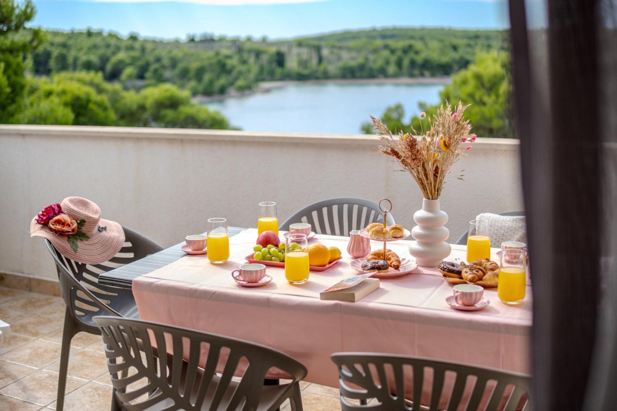 Apartment Milna - With Swimming Pool & Amazing Seaviews, Above Bijaka Beach 外观 照片