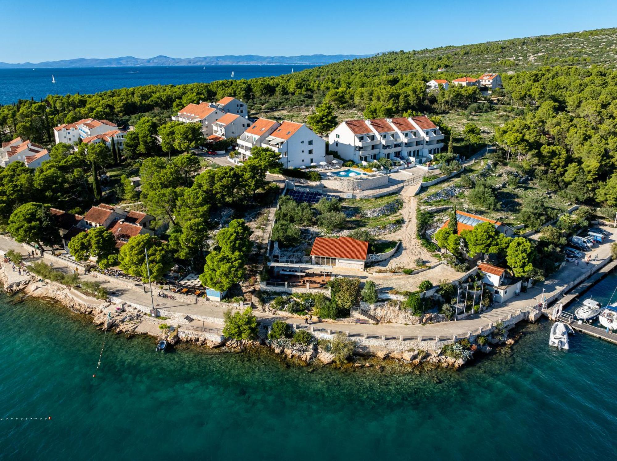 Apartment Milna - With Swimming Pool & Amazing Seaviews, Above Bijaka Beach 外观 照片