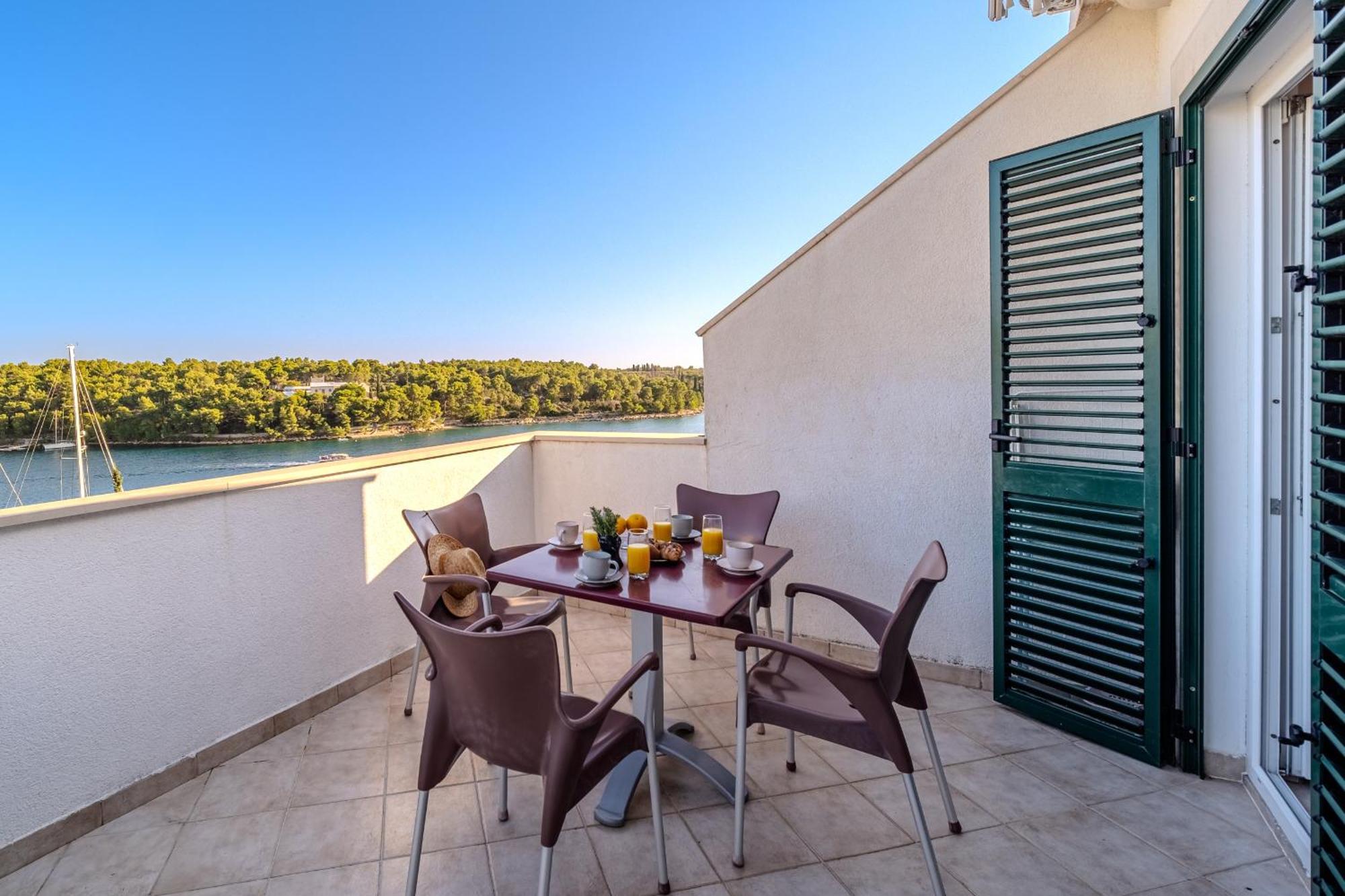 Apartment Milna - With Swimming Pool & Amazing Seaviews, Above Bijaka Beach 外观 照片