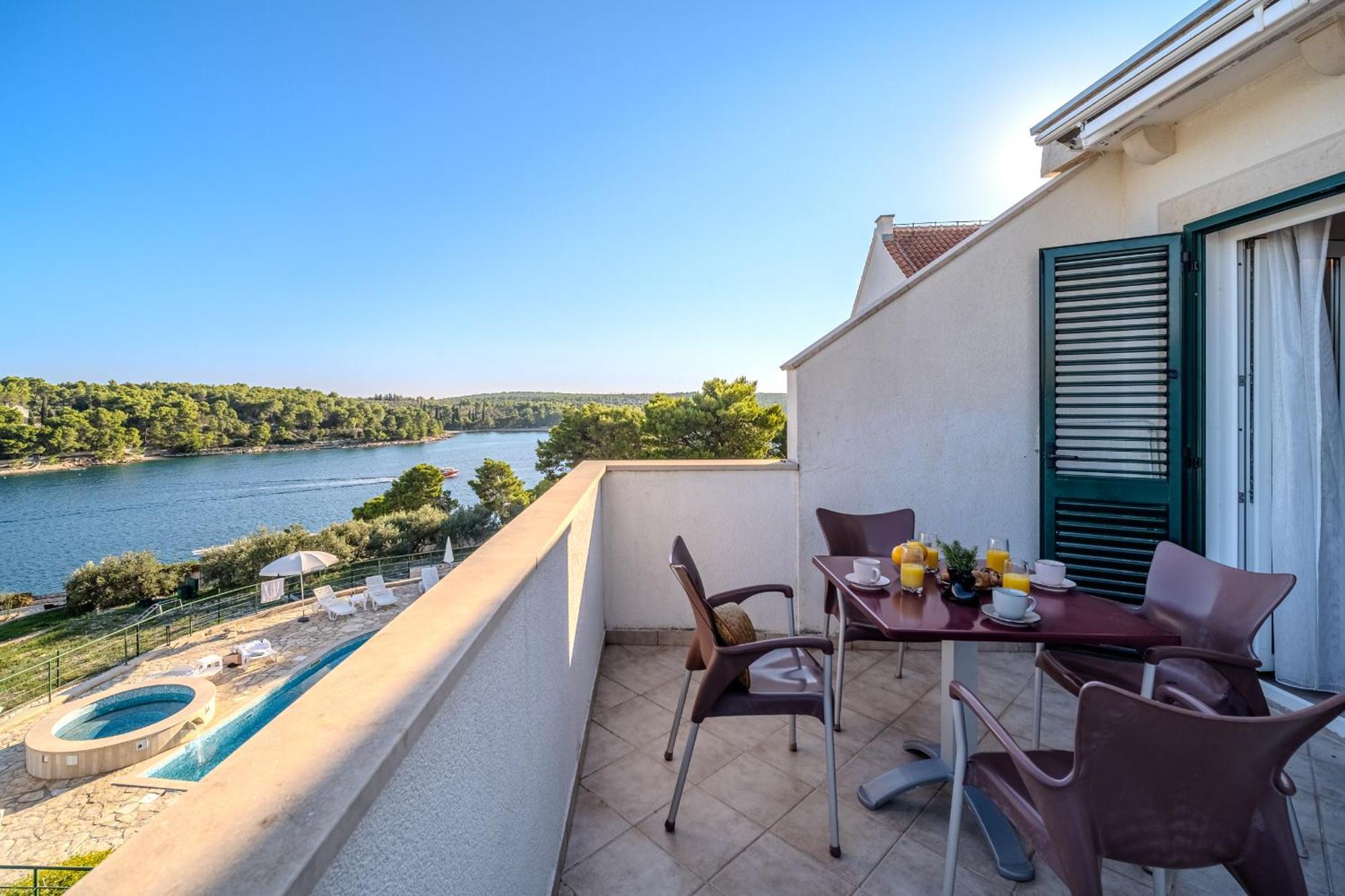 Apartment Milna - With Swimming Pool & Amazing Seaviews, Above Bijaka Beach 外观 照片